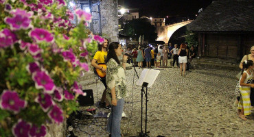 SVE JE PREMOSTIVO Rock školarci zabavljali prolaznike u Starom gradu