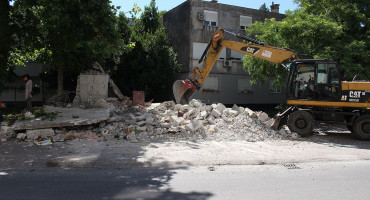 MOSTAR Natpis 'Zapamtite Vukovar' nestao u prašini; Posječeno i stablo