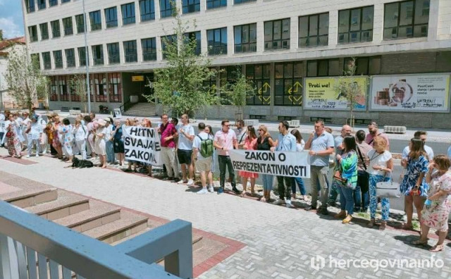 Više od stotinu doktora medicine i stomatologije prosvjedovalo pred Vladom u Mostaru