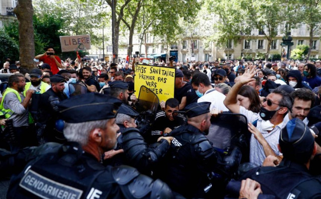 U Parizu eskalirao prosvjed protiv mjera, policija suzavcem na prosvjednike