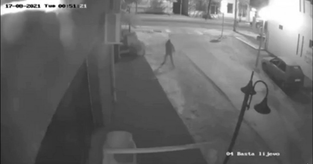 BIH Prijavljen nestanak maloljetnika, a on po gradu palio automobile i bacao bombe