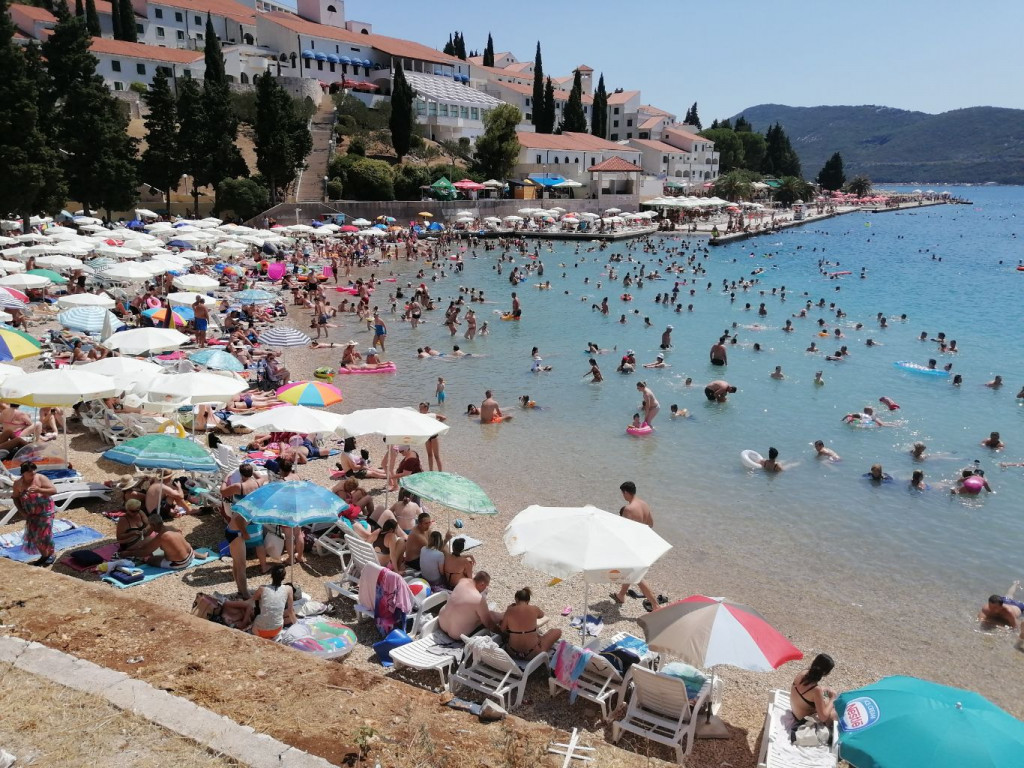Neum vrvi od gostiju, i tako danima, a i kod susjeda sve puno