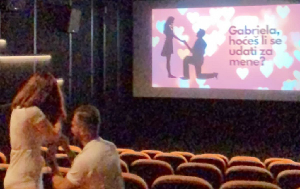FILM KOJI NEĆE ZABORAVITI Zaprosio je buduću suprugu u kinu, rekla je naravno "DA"