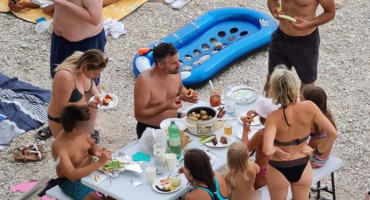 BAŠKA VODA Na plaži stol za ručak, "domaćin" ponio i lonac