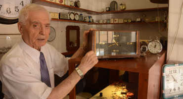 60 GODINA U ISTOJ RADNJI Satovi su njegova prva ljubav, ovaj gospodin još voli sevdalinku, i jednu ženu