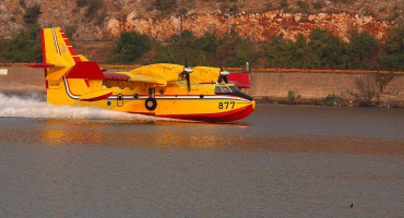 Buknuo požar kod Imotskog koji se proširio u BiH