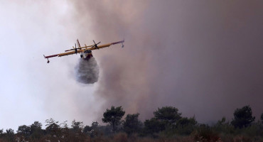 Veliki požar kod Trogira nije pod nadzorom