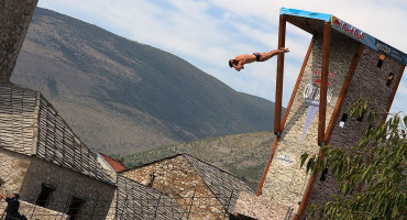 U Gradskom vijeću Mostara raspravljat će se o reguliranju skokova sa Starog mosta