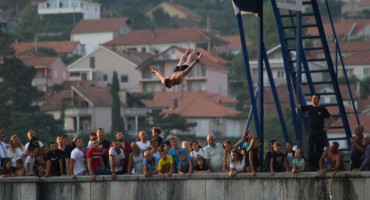 Sarajlija pobjednik, a revijalni skok oduševio, u šestom desetljeću života ne libi se skočiti u rijeku