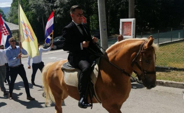 HRVATSKO-NJEMAČKO VJENČANJE Mladu na konju odveo u crkvu na Buškom Blatu