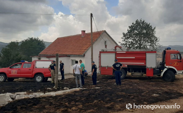 Gacko: Vatrogasci branili kuće od požara