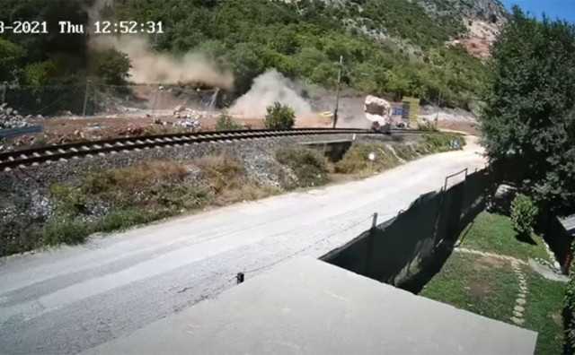 IZBJEGNUTA TRAGEDIJA Kod Čapljine se ogromna stijena sručila preko pruge na cestu