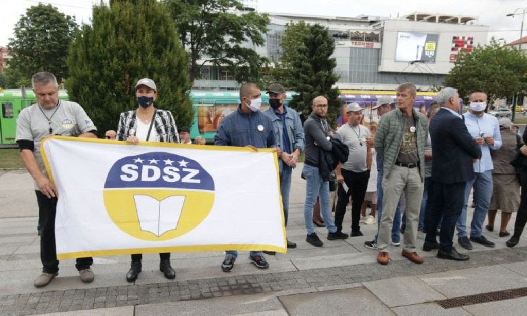 PROSVJED DRŽAVNIH SLUŽBENIKA "Zbog malih plaća su nam ugrožena ljudska prava, informatičar radi za 700 maraka"
