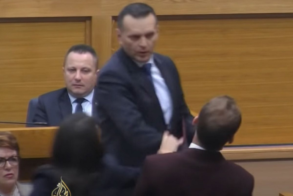 MINISTAR LUKAČ ZVEKNUO ZASTUPNIKA Lukač: "Nisam kriv"