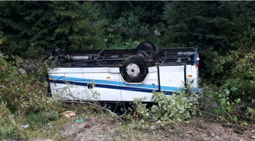 GORNJI VAKUF Autobus se nakon sudara s autom prevrnuo, ozlijeđeno 16 osoba