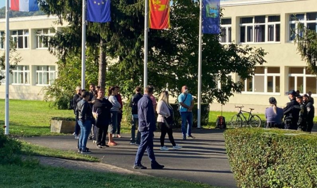 NAKON ANTIVAKSERA, TU SU I ANTIMASKERI Učenik u Hrvatskoj odbio staviti masku, pred školu stigla interventna