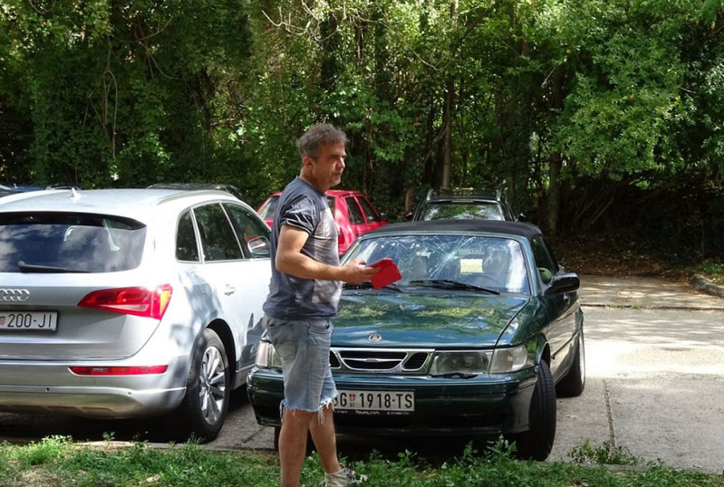 Poznatom glumcu u Mostaru demoliran automobil