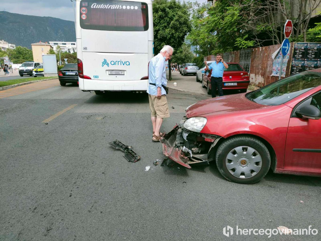 PROMETNA NESREĆA Veća materijalna šteta u sudaru autobusa i Golfa 5