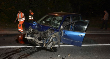 MOSTAR Težak sudar dva osobna vozila i šlepera na izlazu iz grada