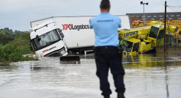 Obilne poplave u Francuskoj, cestovni i željeznički promet blokirani, značajno stradala infrastruktura