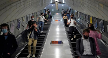 RASTE BROJ NESREĆA Ljudi se zbog straha od korone na pokretnim stepenicama ne drže za rukohvate