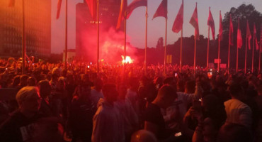 NEREDI U SLOVENIJI Zbog epidemioloških mjera prosvjednici bacali baklje na Parlament