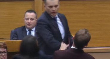 MINISTAR LUKAČ ZVEKNUO ZASTUPNIKA Lukač: 'Nisam kriv'