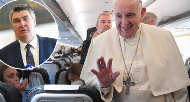 Papa Franjo iz aviona Milanoviću poslao telegram