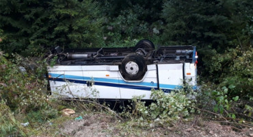 GORNJI VAKUF Autobus se nakon sudara s autom prevrnuo, ozlijeđeno 16 osoba