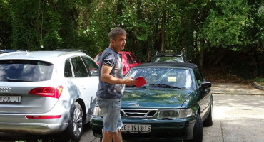 Poznatom glumcu u Mostaru demoliran automobil