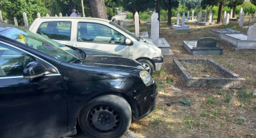STARO NORMALNO U centru grada automobile parkiraju skoro na grobove