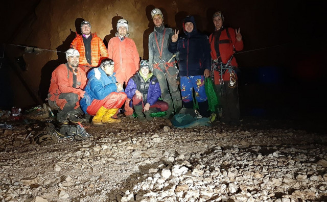 Dvije Žane, Mafija, Toma, Božo, Boka, Miško, Ivan i Iga u jami na 468 metara dubine
