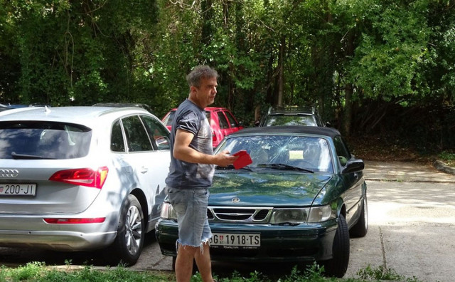 Poznatom glumcu u Mostaru demoliran automobil