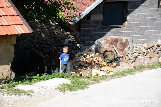FOTO ŽIVOT PO KRIŽU Na ognjištu ubijenih pradjedova petero potomaka, četiri dječaka