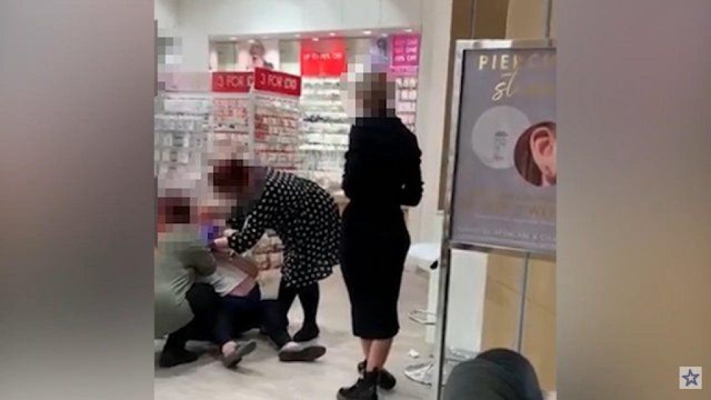 Šokantan snimak kako majka i baka obaraju djevojčicu kako bi joj probušili uši dok ona preklinje da ju puste