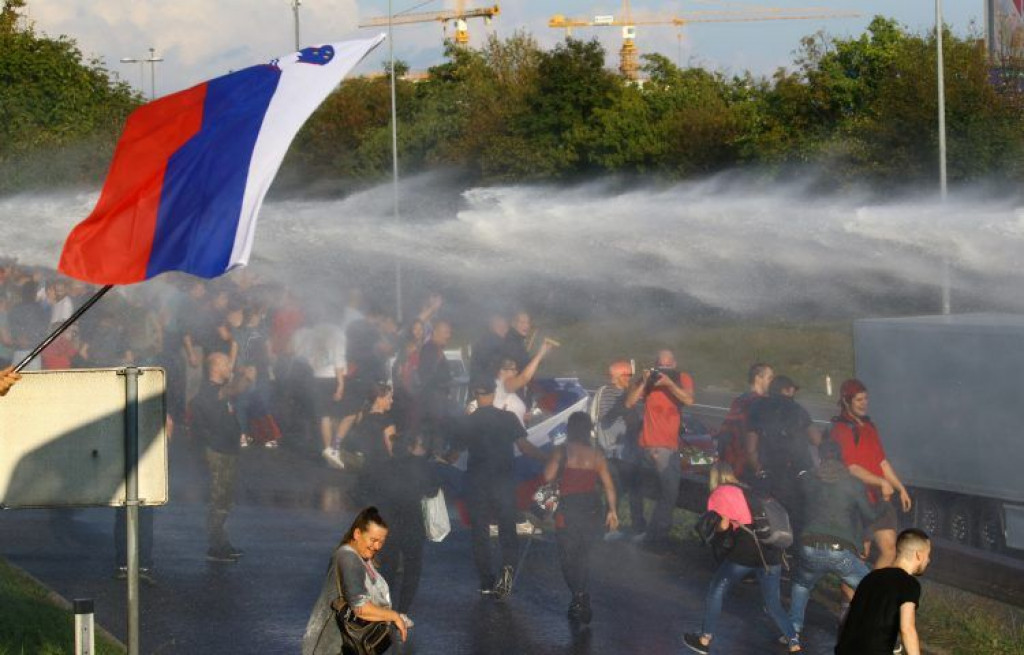 PONOVNO KAOS U SLOVENIJI Policija rastjerala prosvjednike suzavacem i vodenim topovima