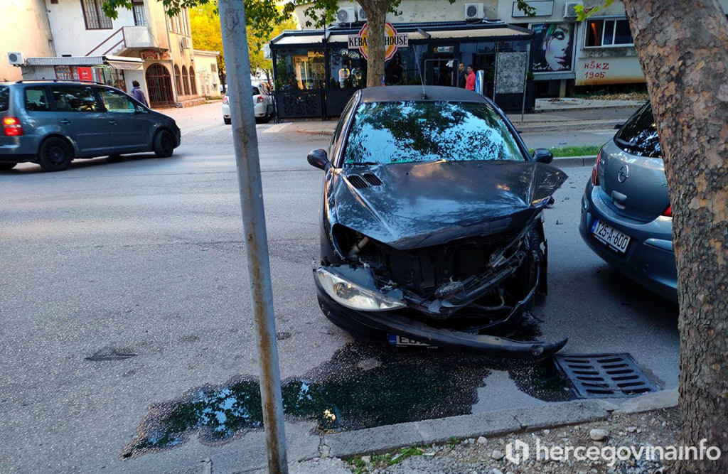 Težak sudar dva automobila u središtu Mostara