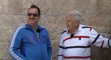 U 96. godini na talijanski jezik prepjevao poznatu pjesmu benda 'Đavoli'