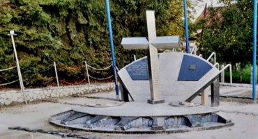 VANDALIZAM U VITEZU Polomljen spomenik poginulim Hrvatima