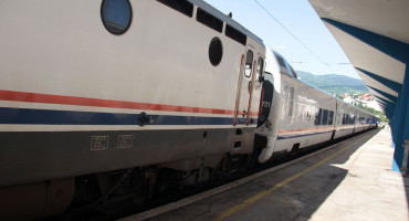 Na teretnom vlaku u Bačevićima nađena tri migranta iz Maroka i Libije