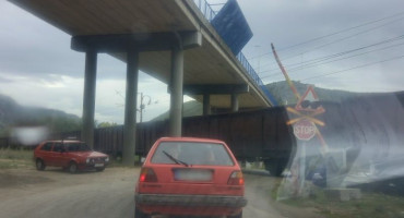 OPASNOST NA PUTU MOSTAR - ČAPLJINA Rampa mjesecima podinuta dok vlakovi prolaze