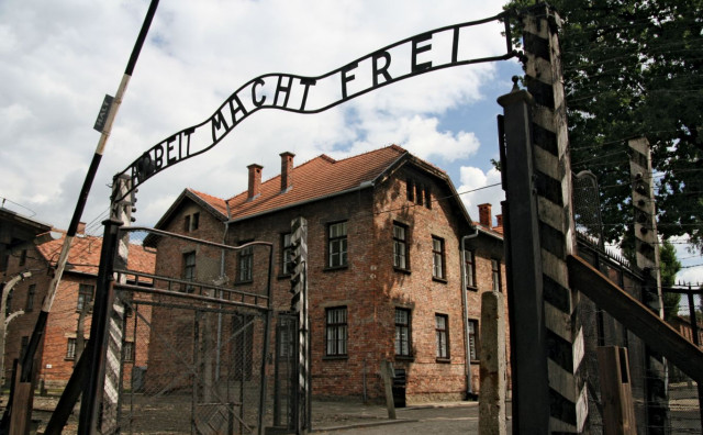 MRTVI I DALJE NEMAJU MIRA U logoru Auschwitz osvanuli grafiti protiv Židova