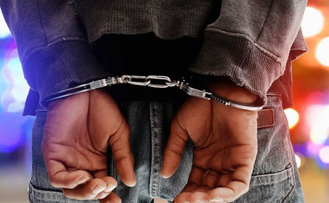 Lisice na rukama noć