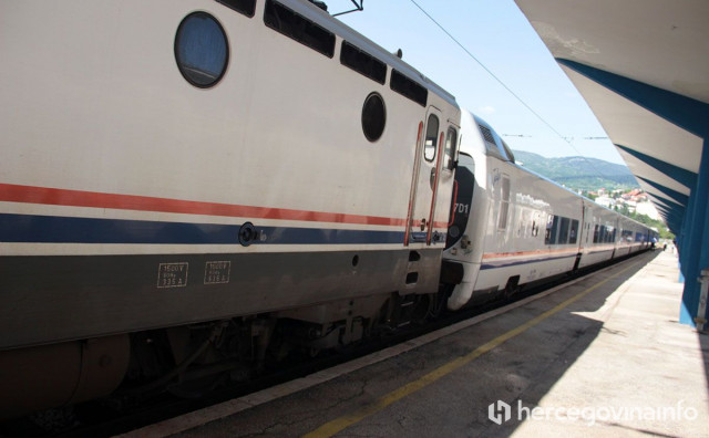 Na teretnom vlaku u Bačevićima nađena tri migranta iz Maroka i Libije
