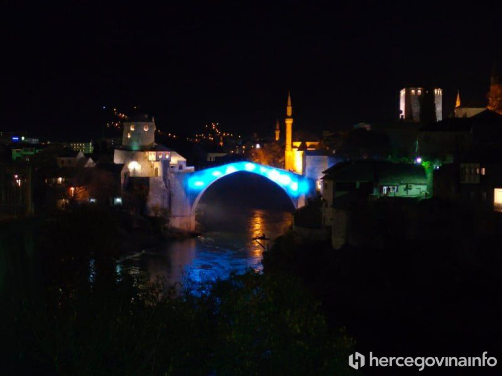 MOSTAR Stari most osvijetljen u plavo