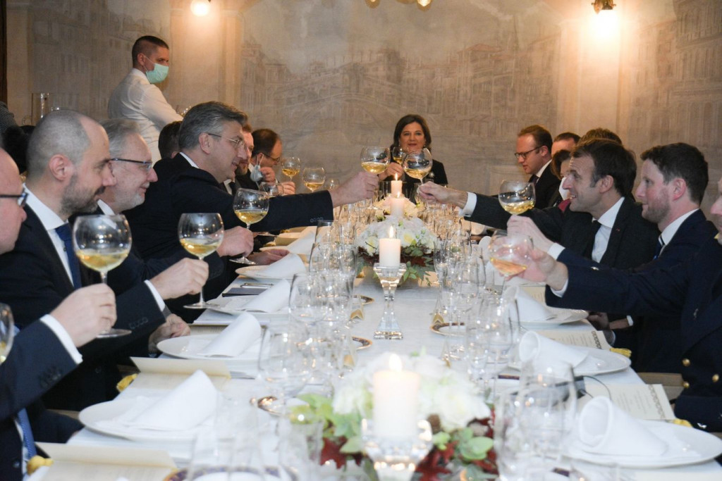 NEKA SLIKA PROGOVORI Konobar s maskom uslužuje, dok Plenković u masi ispija vino