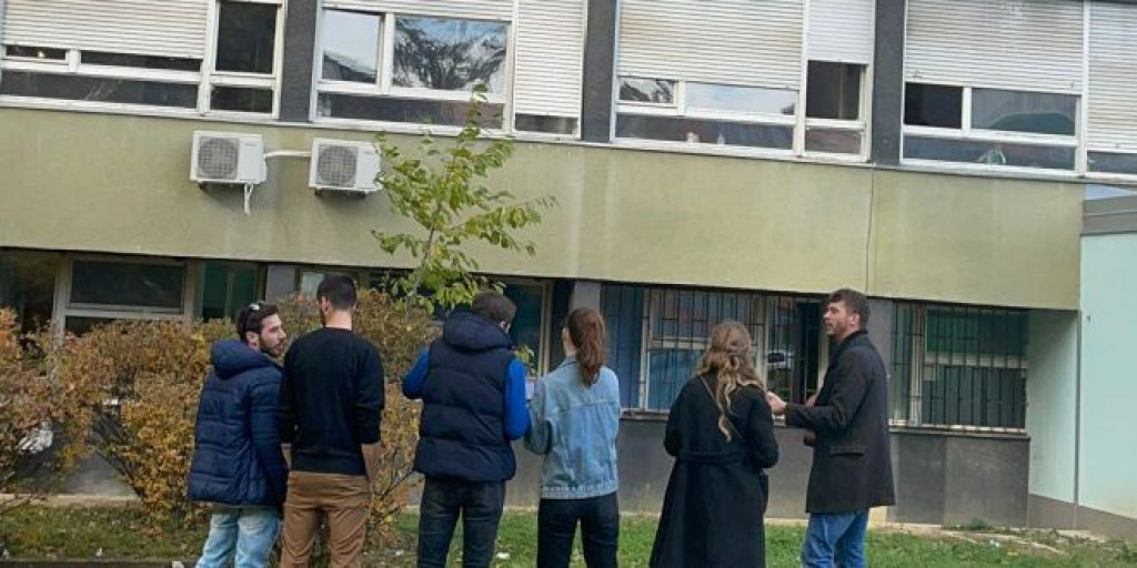 Emotivan trenutak kad su prijatelji ispod prozora bolnice pjevali prijateljici