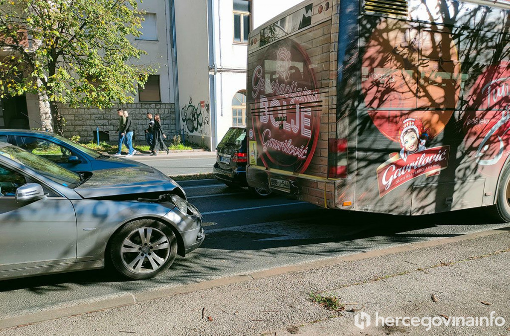 SREDIŠTE MOSTARA Autom pod autobus