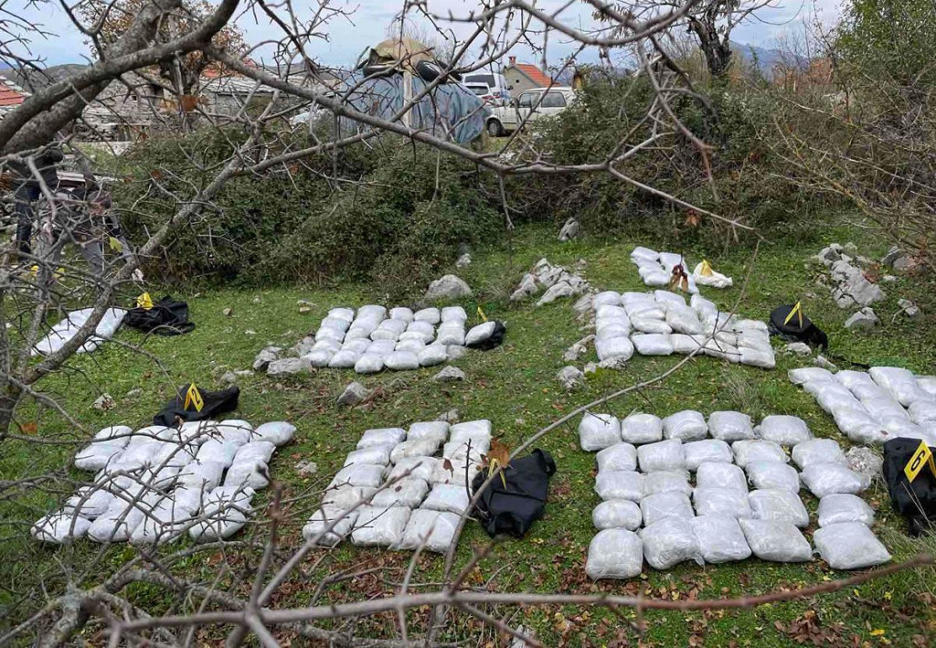 SIPA u Hercegovini uhitila tri osobe i zaplijenila oko 200 kg droge, oružje, eksploziv