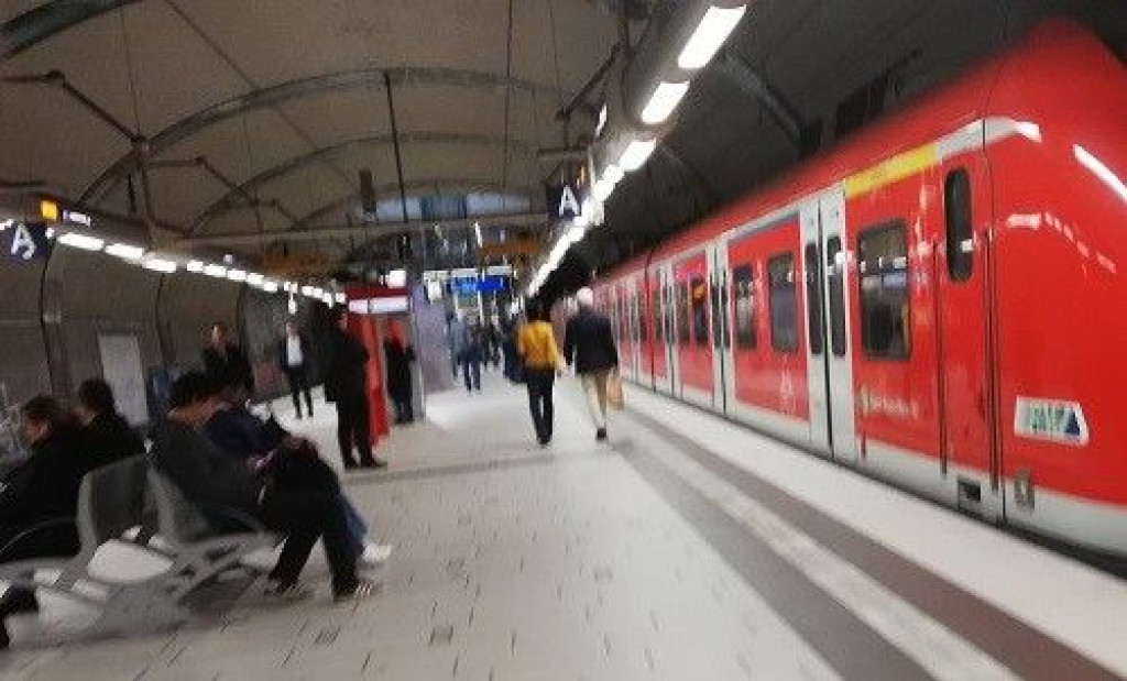 UŽAS U NJEMAČKOJ Šokirani svjedoci gledali kako 41-godišnjak odvlači 37-godišnjaka do tračnica i gura ga pred nadolazeći vlak